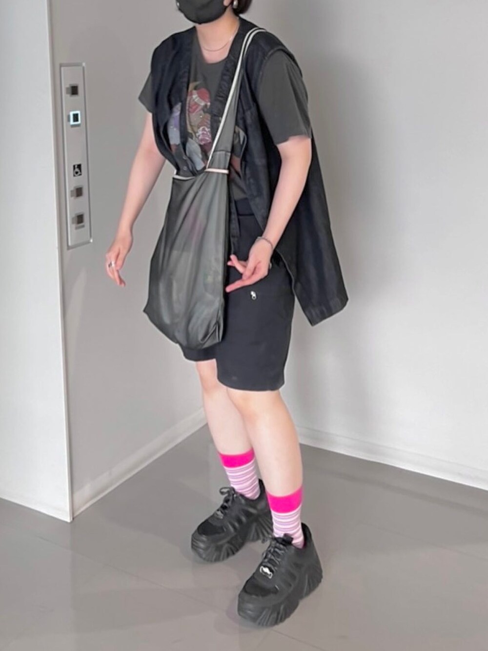 「Bershkaの厚いやつ（スニーカー、ブラック系）」を使った、カさん（レディース・161cm）の冬コーディネートの2枚目の写真