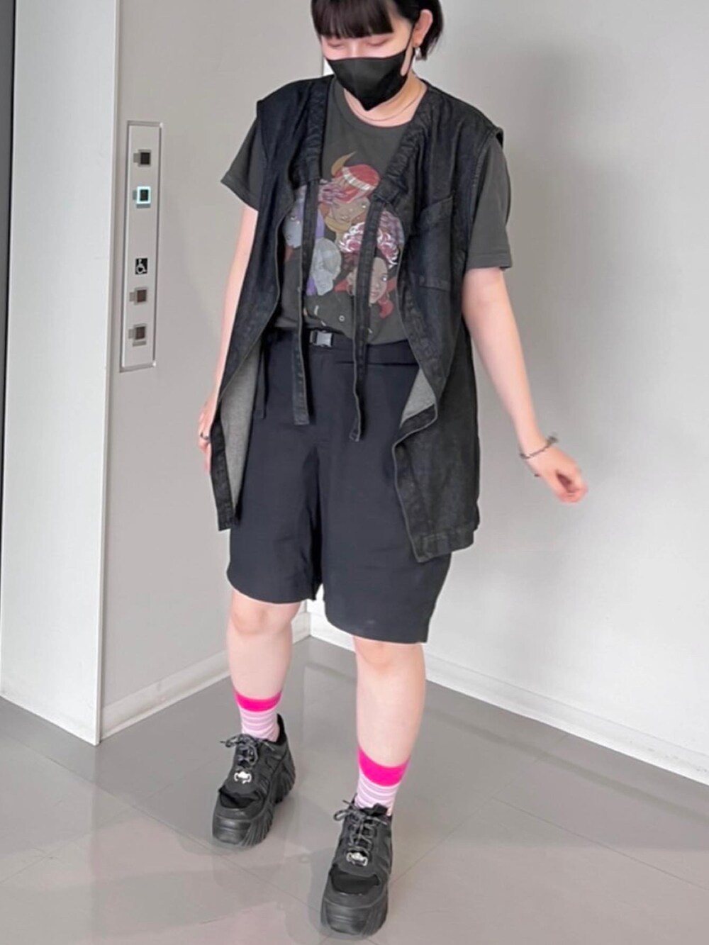 「Bershkaの厚いやつ（スニーカー、ブラック系）」を使った、カさん（レディース・161cm）の冬コーディネートの3枚目の写真
