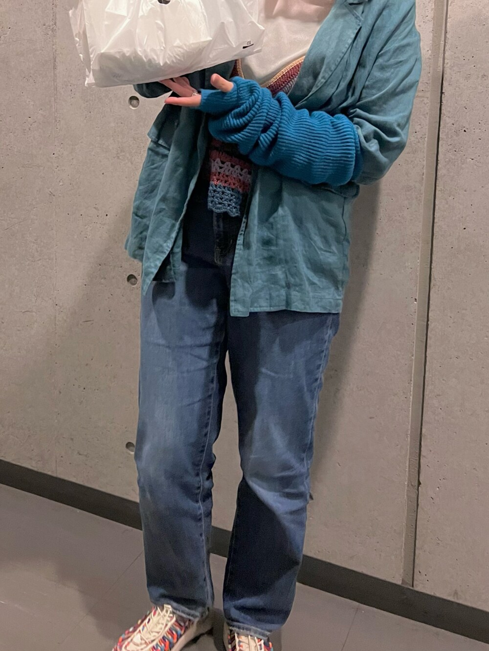 「Ray BEAMSのRay BEAMS / 鈎針 ニット キャミソール（キャミソール、ブルー系）」を使った、カさん（レディース・161cm）の冬コーディネートの2枚目の写真