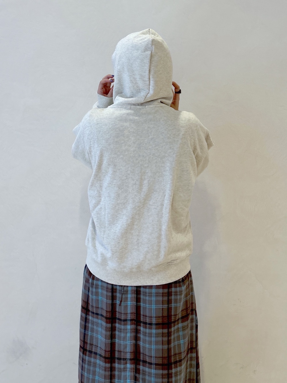 ブルー系のワンピース、ベージュ系のパーカー、ブラック系のTシャツ/カットソーを着用したレディースの夏コーディネートの7枚目の写真