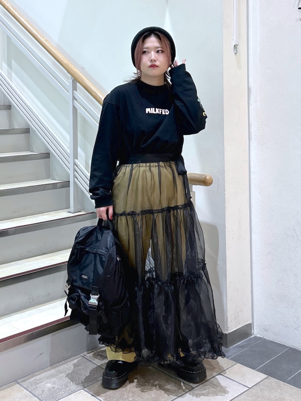 ブラック系のTシャツ/カットソー、ブラック系のバックパック/リュック、ブラック系のブーツを着用したレディースの冬コーディネートの2枚目の写真