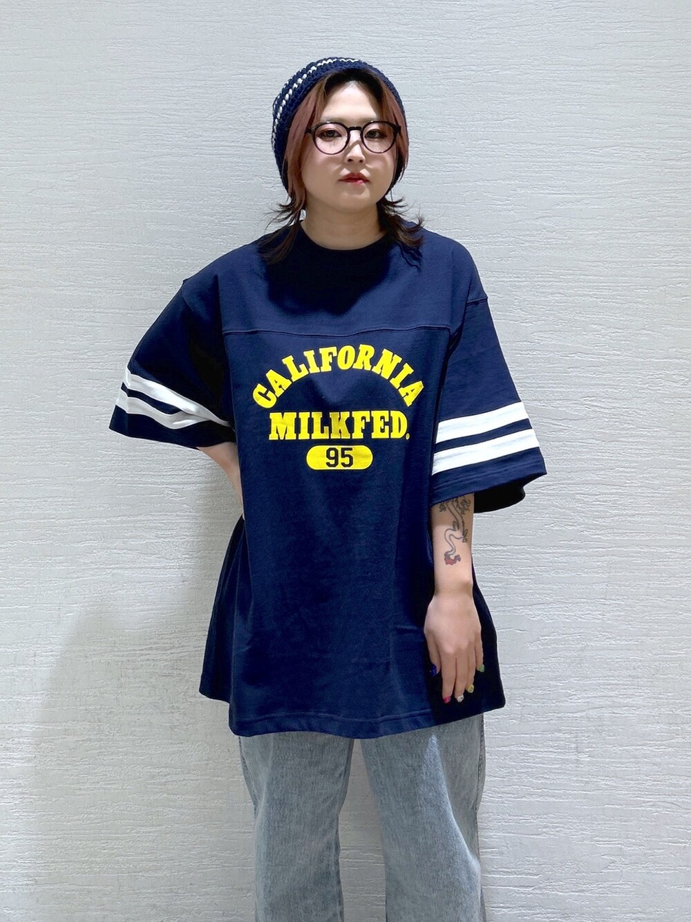 ブルー系のTシャツ/カットソー、ブルー系のデニムパンツ、ブラック系のブーツを着用したレディースの冬コーディネートの6枚目の写真