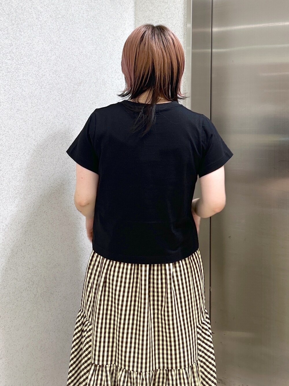 ブラウン系のショルダーバッグ、ベージュ系のサンダル、ブラウン系のスカートを着用したレディースの夏コーディネートの5枚目の写真