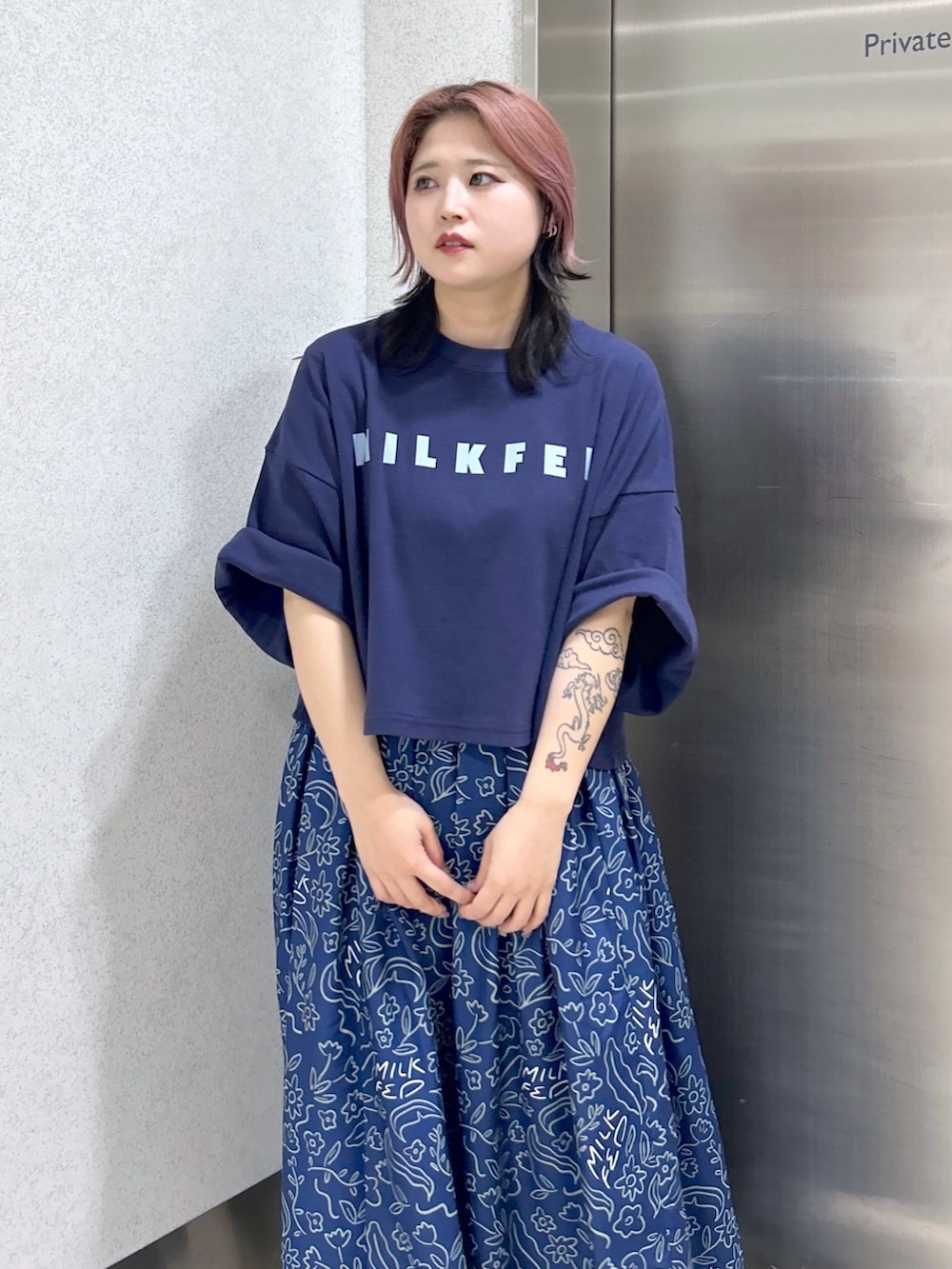 ブルー系のTシャツ/カットソー、ブルー系のワンピース、ホワイト系のショルダーバッグを着用したレディースの春コーディネートの5枚目の写真
