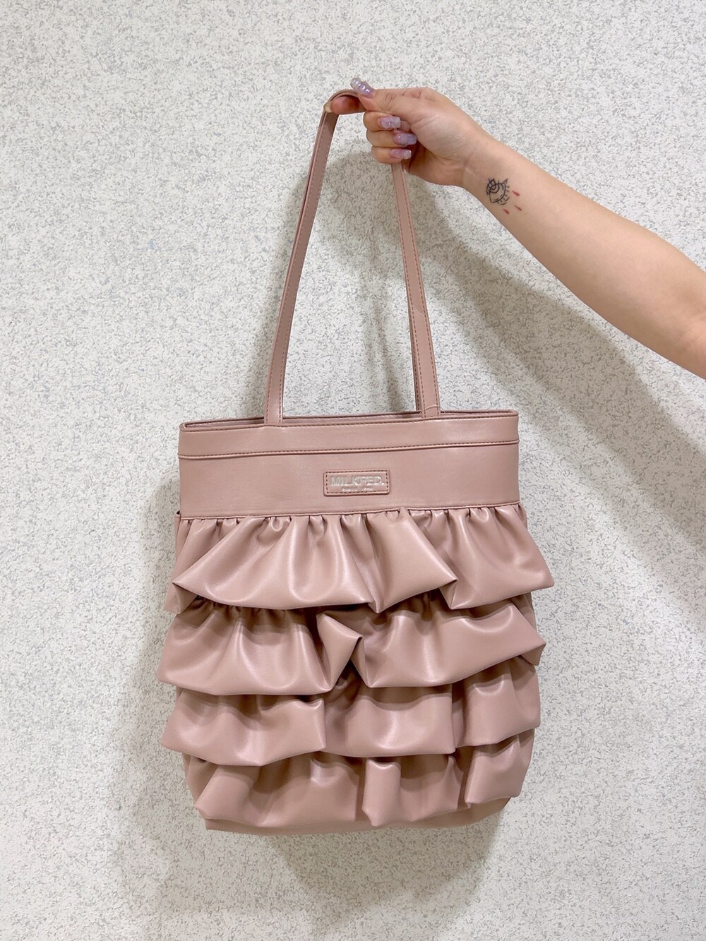 ブルー系のデニムパンツ、ピンク系のトートバッグ、ベージュ系のサンダルを着用したレディースの夏コーディネートの8枚目の写真