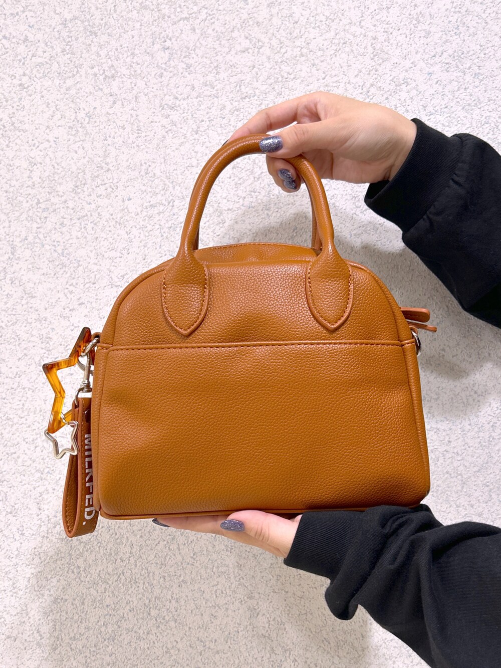 ブラック系のTシャツ/カットソー、グリーン系のシャツ/ブラウス、ブラック系のデニムパンツを着用したレディースの夏コーディネートの5枚目の写真