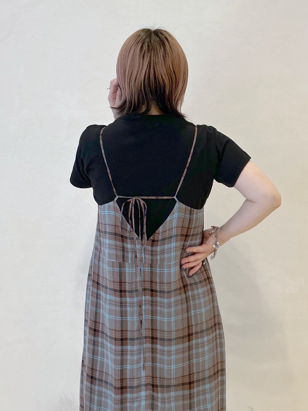 ブルー系のワンピース、ブラック系のTシャツ/カットソー、ホワイト系のショルダーバッグを着用したレディースの夏コーディネートの8枚目の写真