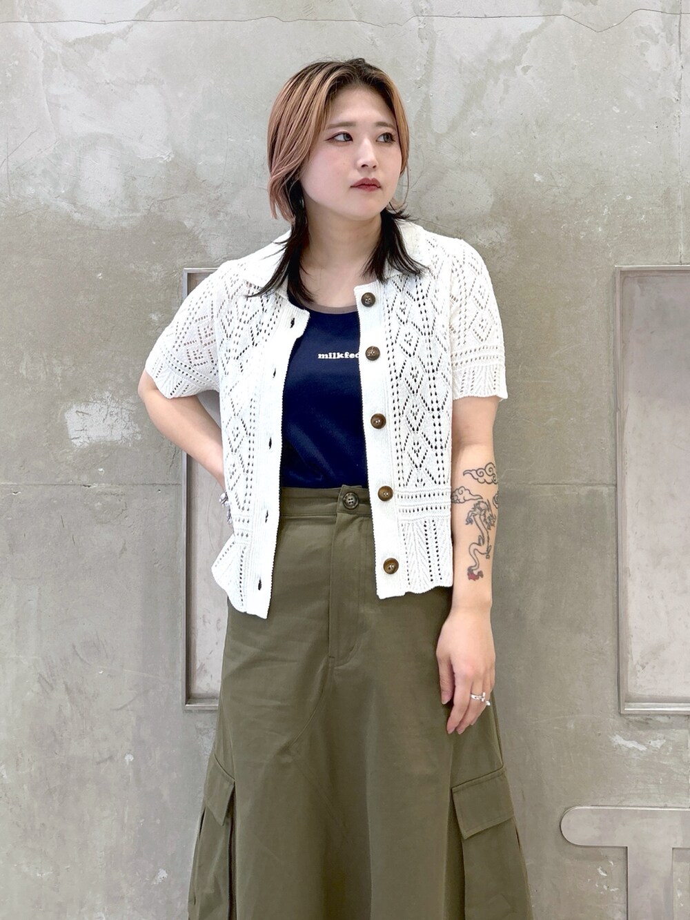 ブルー系のタンクトップ、ホワイト系のカーディガン/ボレロ、ベージュ系のサンダルを着用したレディースの夏コーディネートの5枚目の写真