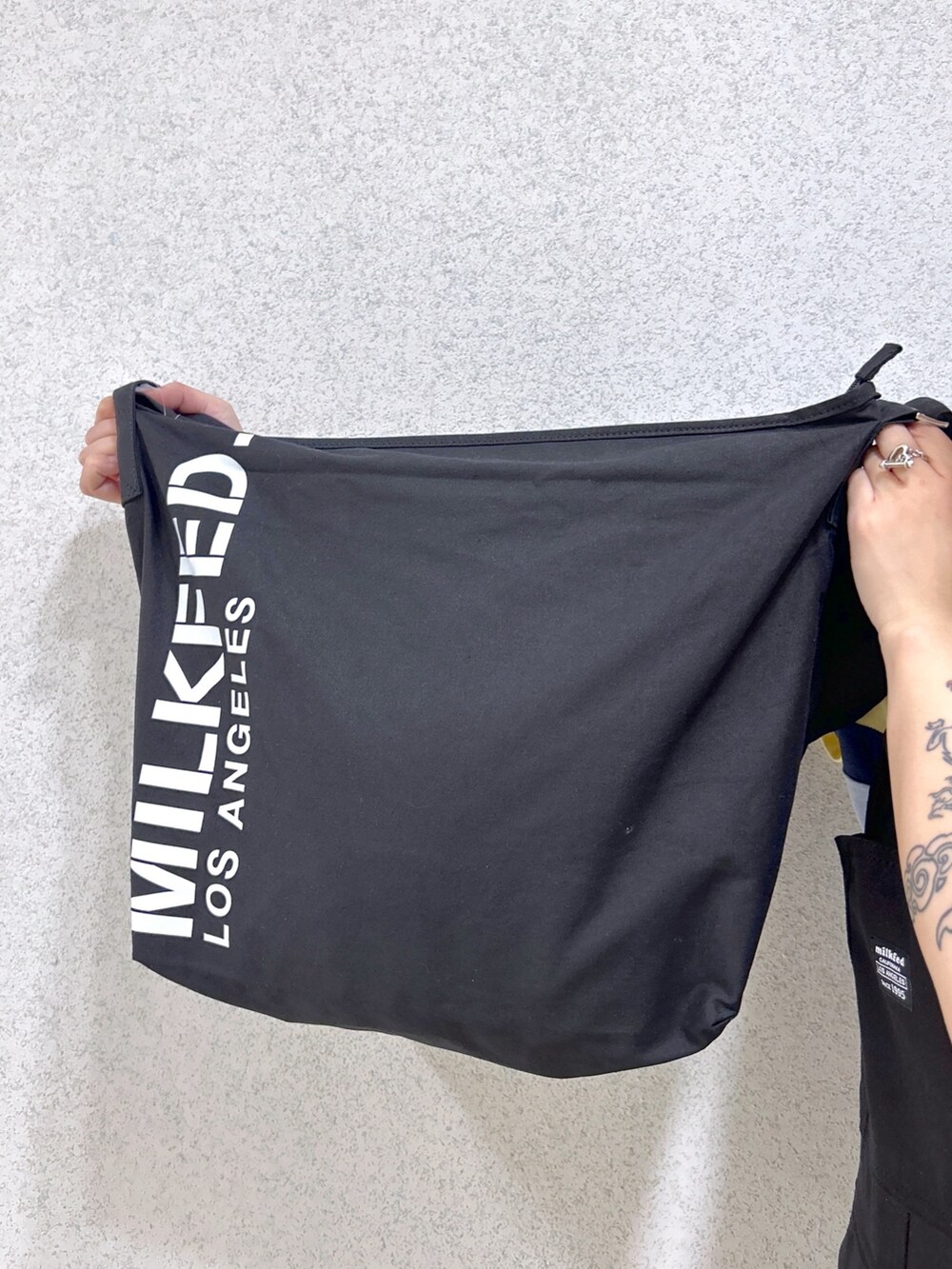 ブラック系のサロペット/オーバーオール、ブラック系のショルダーバッグ、ベージュ系のサンダルを着用したレディースの夏コーディネートの7枚目の写真