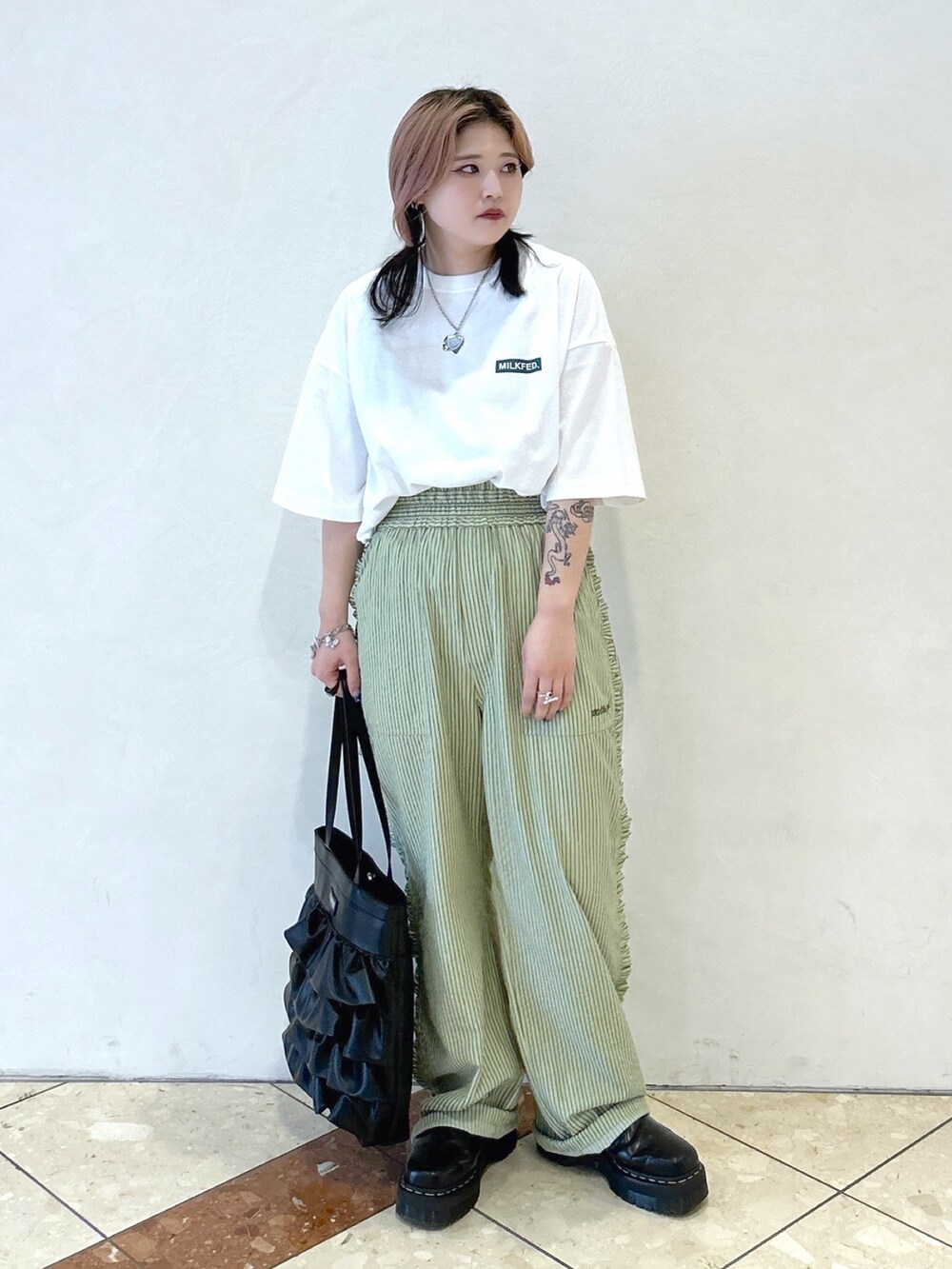 ホワイト系のTシャツ/カットソー、ブラック系のトートバッグ、グリーン系のその他パンツを着用したレディースの夏コーディネートの3枚目の写真