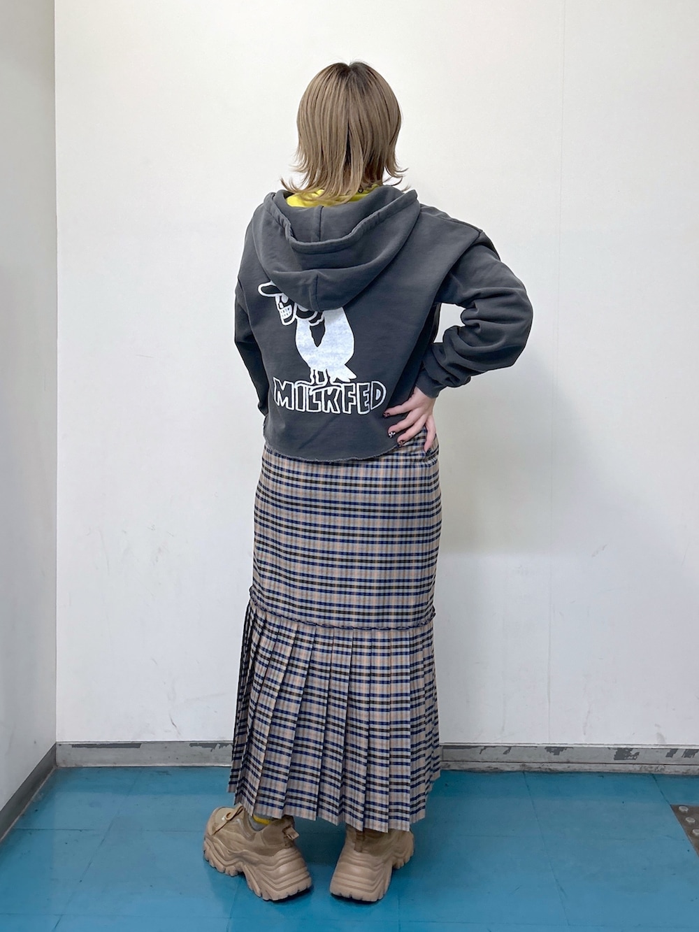 グリーン系のその他トップス、グレー系のパーカー、パープル系のショルダーバッグを着用したレディースの冬コーディネートの2枚目の写真