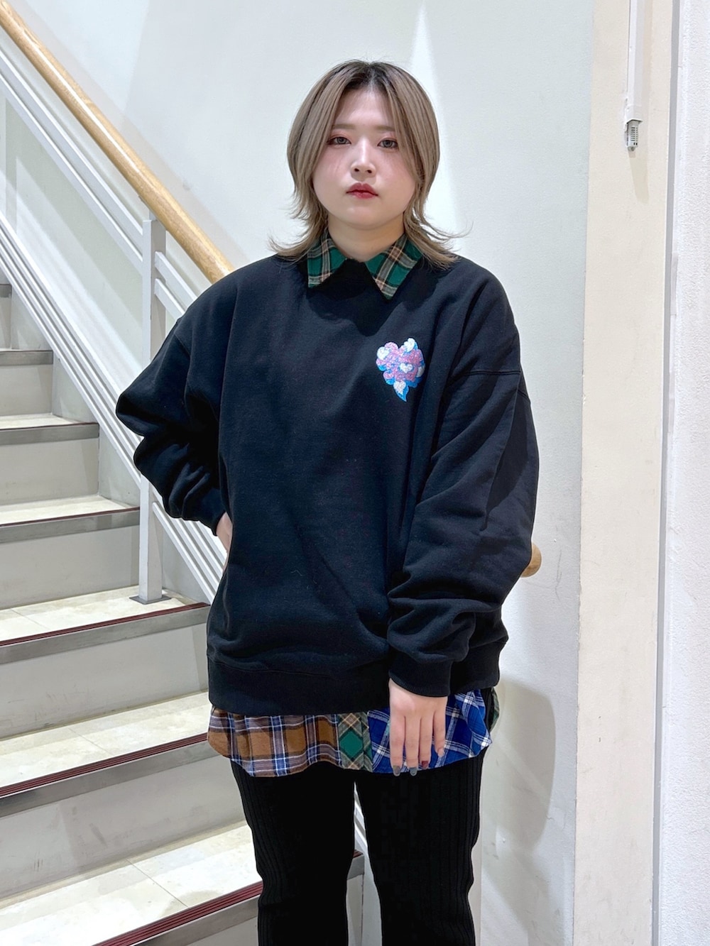 ブラック系のスウェット、ブラウン系のシャツ/ブラウス、ブラック系のその他パンツを着用したレディースの冬コーディネートの3枚目の写真