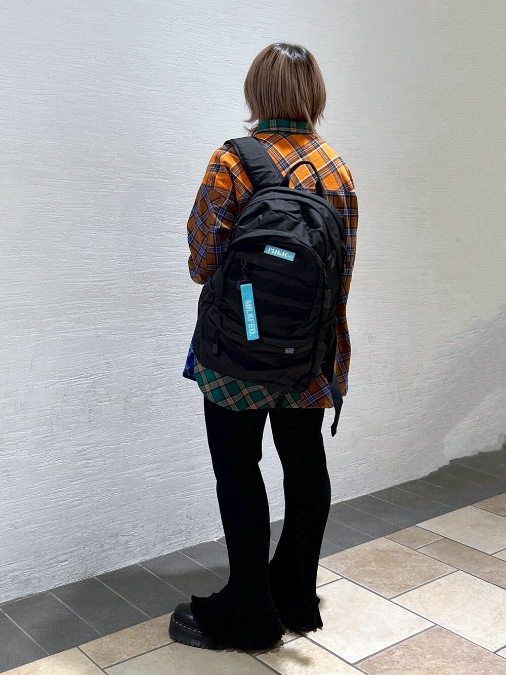 ブラウン系のシャツ/ブラウス、ブラック系のその他パンツ、ブラック系のブーツを着用したレディースの冬コーディネートの4枚目の写真