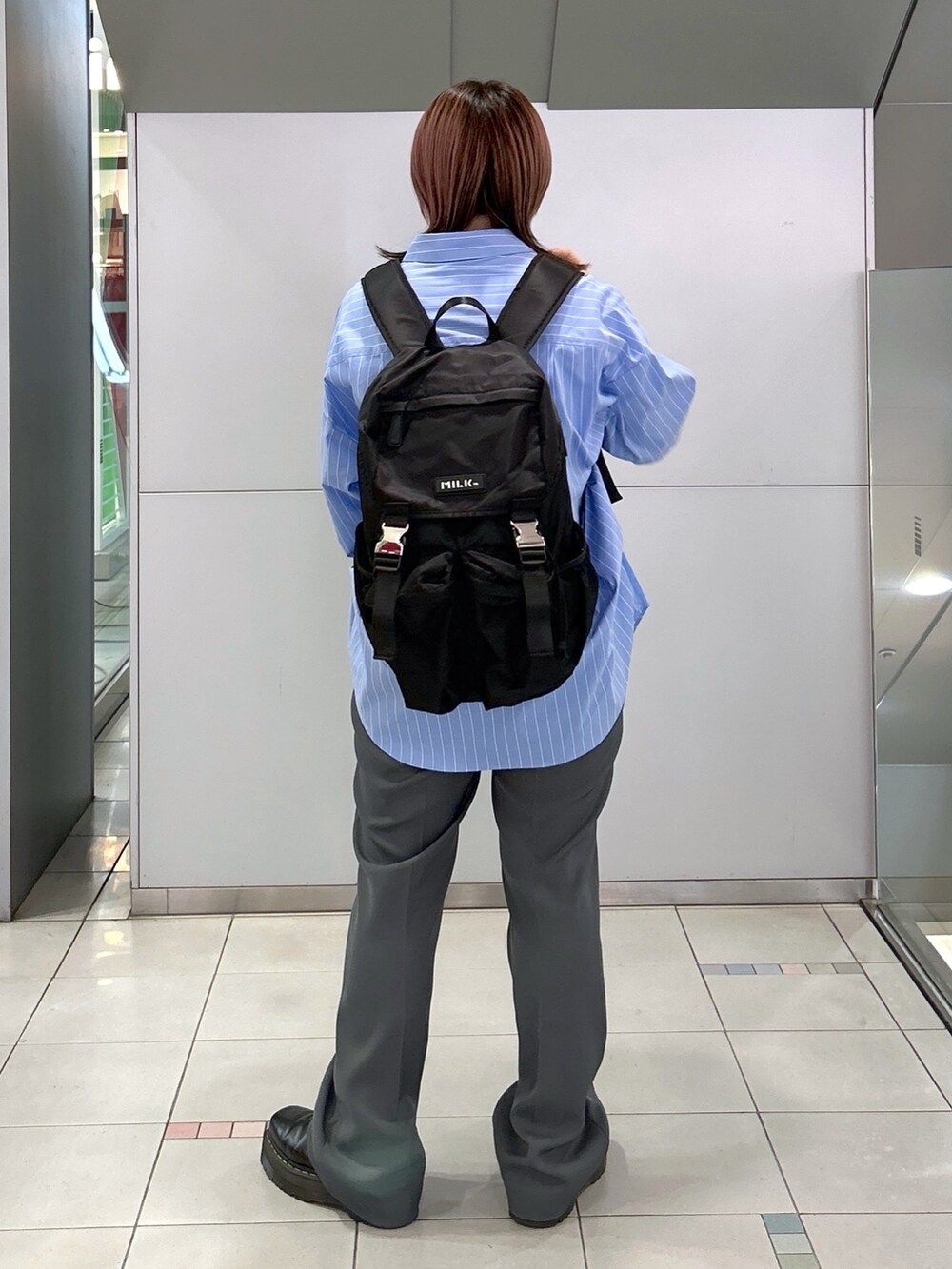 グレー系のその他パンツ、ブルー系のシャツ/ブラウス、パープル系のTシャツ/カットソーを着用したレディースの冬コーディネートの4枚目の写真