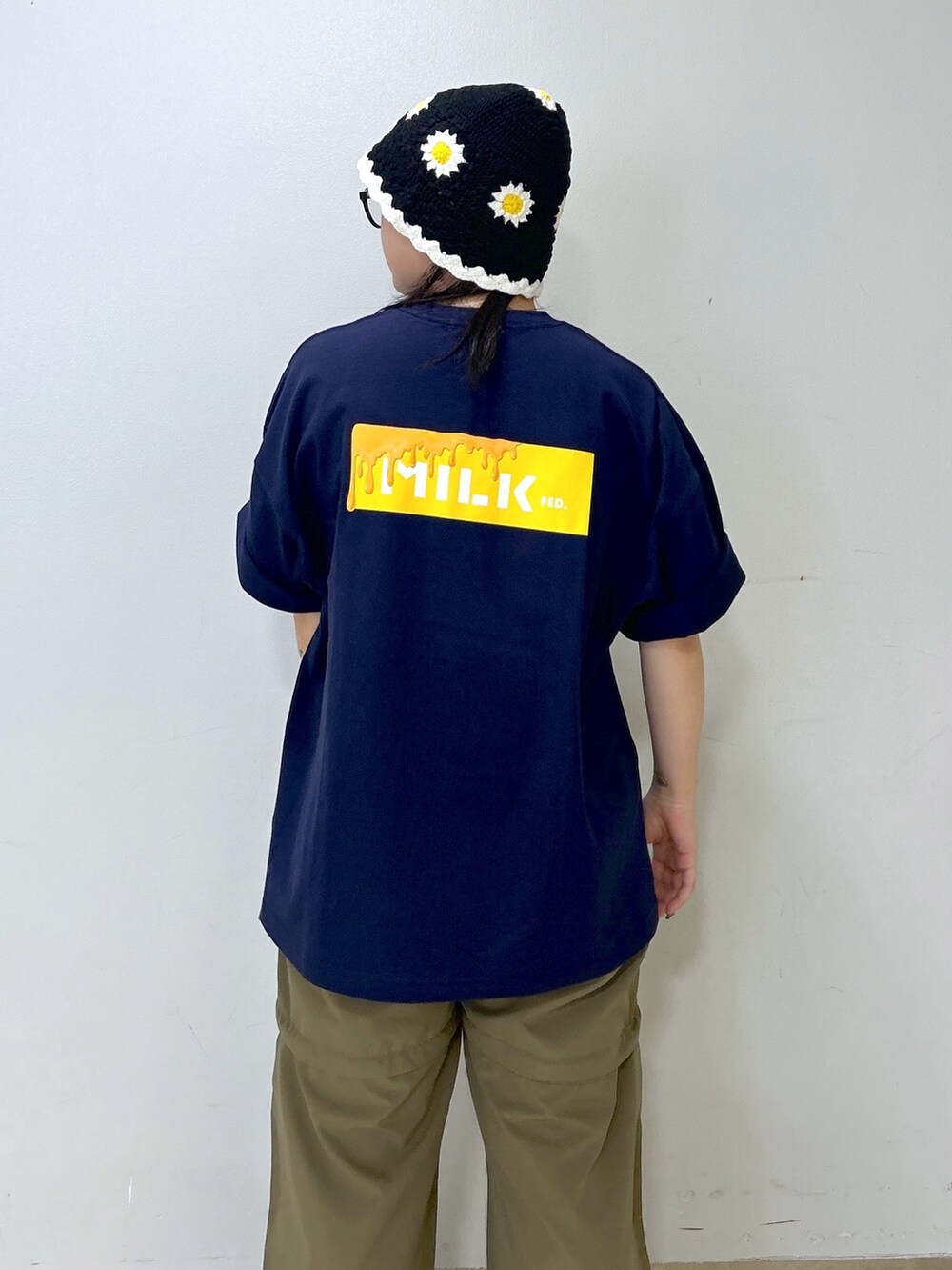 ブルー系のTシャツ/カットソー、グリーン系のその他パンツ、ブラック系のブーツを着用したレディースの夏コーディネートの6枚目の写真