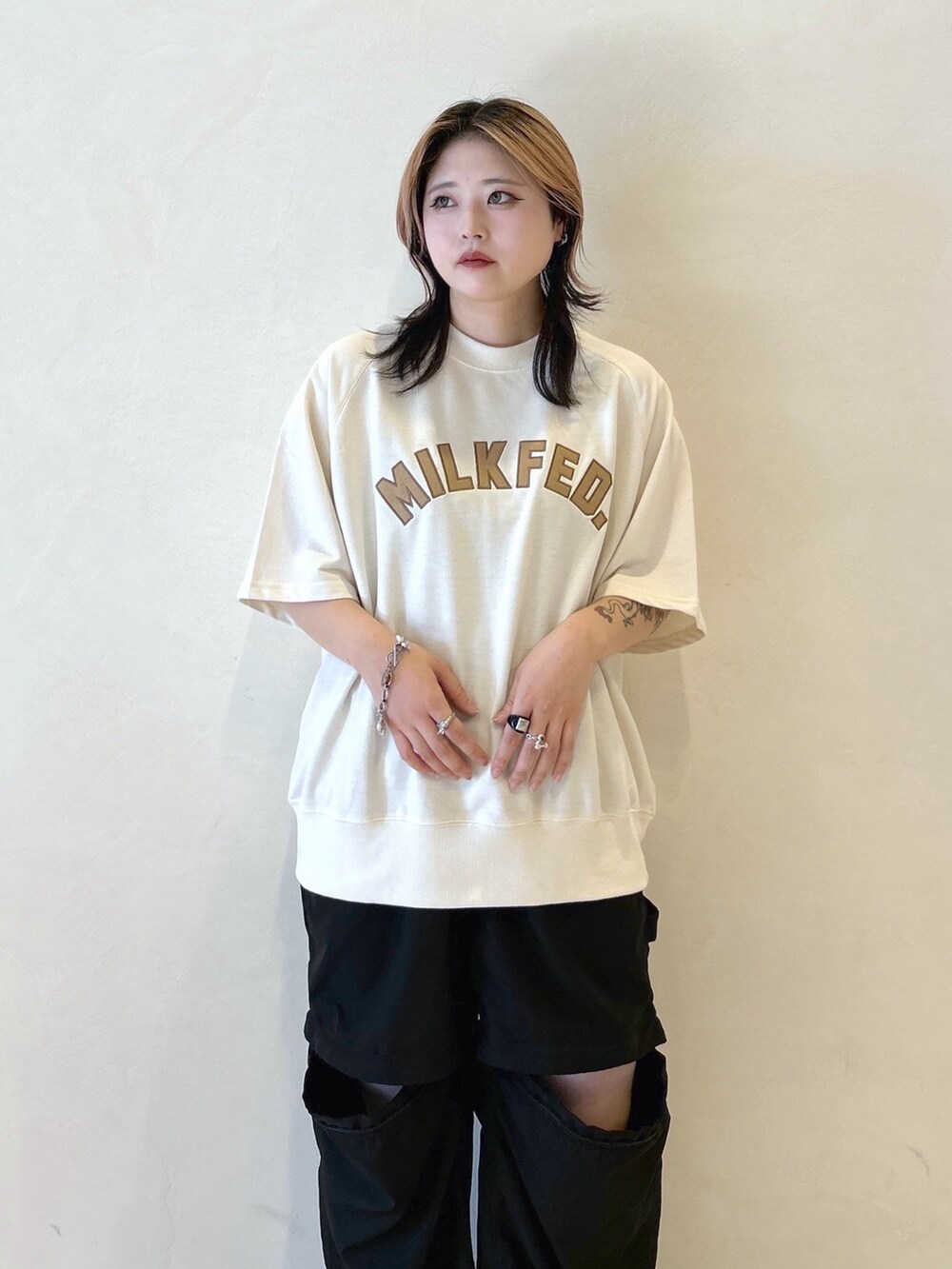 ブラック系のその他パンツ、ブラック系のブーツ、ホワイト系のTシャツ/カットソーを着用したレディースの夏コーディネートの7枚目の写真