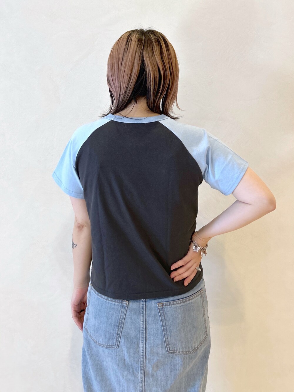 ブルー系のTシャツ/カットソー、ブラック系のショルダーバッグ、ブラック系のブーツを着用したレディースの夏コーディネートの7枚目の写真