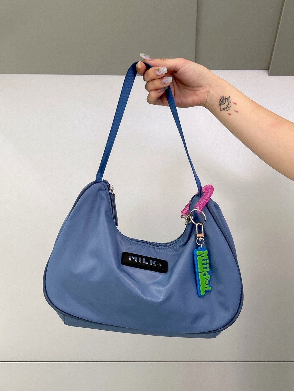 ホワイト系のシャツ/ブラウス、ブルー系のカーゴパンツ、ブルー系のハンドバッグを着用したレディースの春コーディネートの7枚目の写真