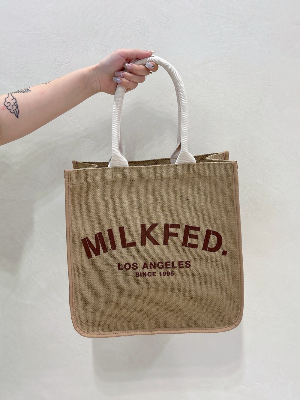 ブラック系のタンクトップ、グリーン系のシャツ/ブラウス、ブラック系のデニムパンツを着用したレディースの春コーディネートの7枚目の写真