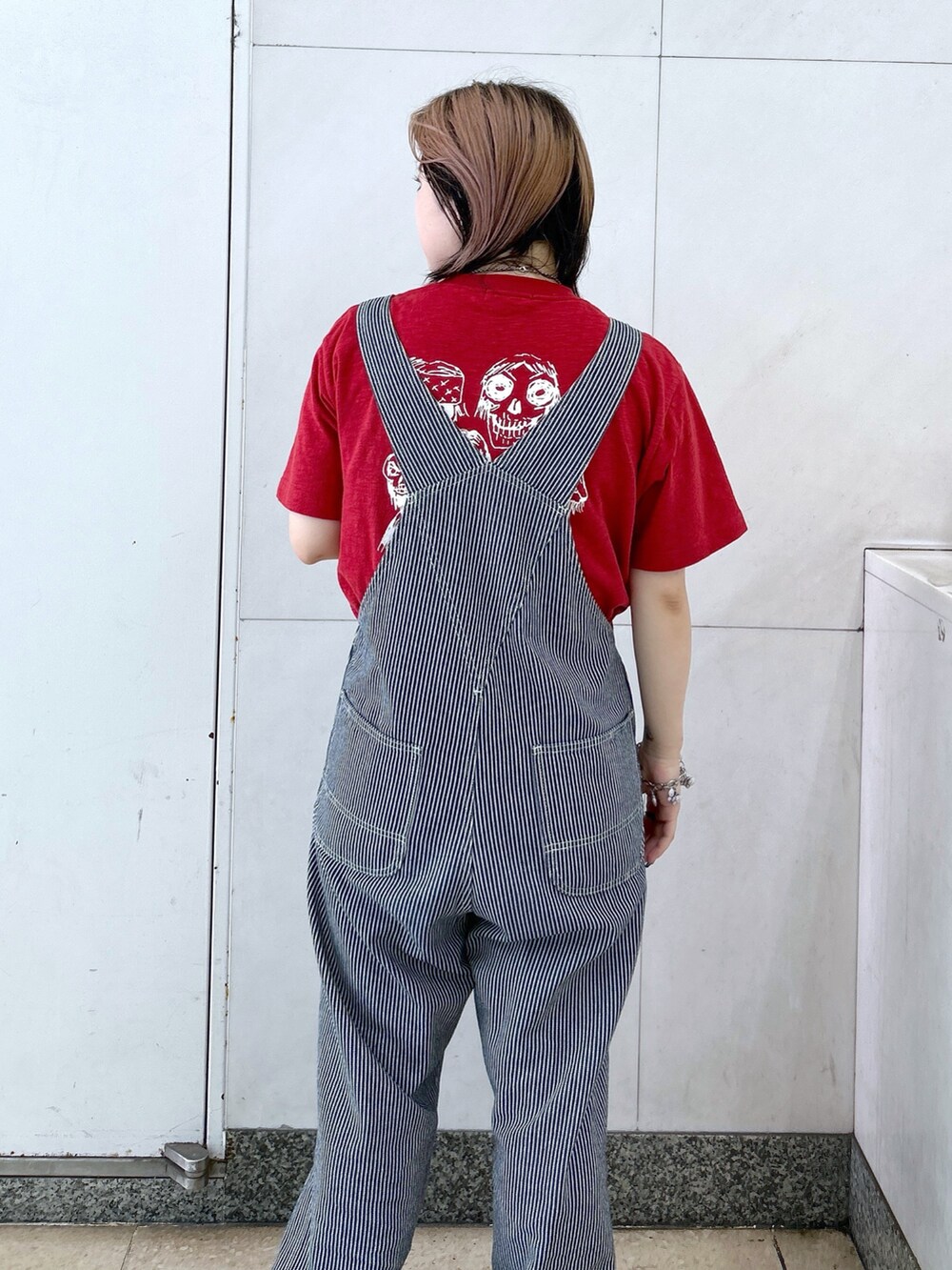 その他のサロペット/オーバーオール、ホワイト系のショルダーバッグ、レッド系のTシャツ/カットソーを着用したレディースの夏コーディネートの4枚目の写真