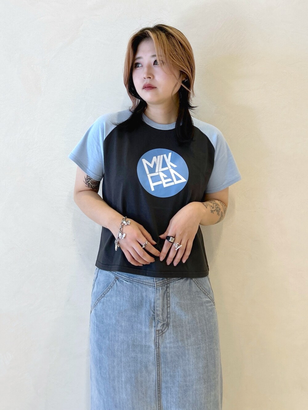 ブルー系のTシャツ/カットソー、ブラック系のショルダーバッグ、ブラック系のブーツを着用したレディースの夏コーディネートの5枚目の写真