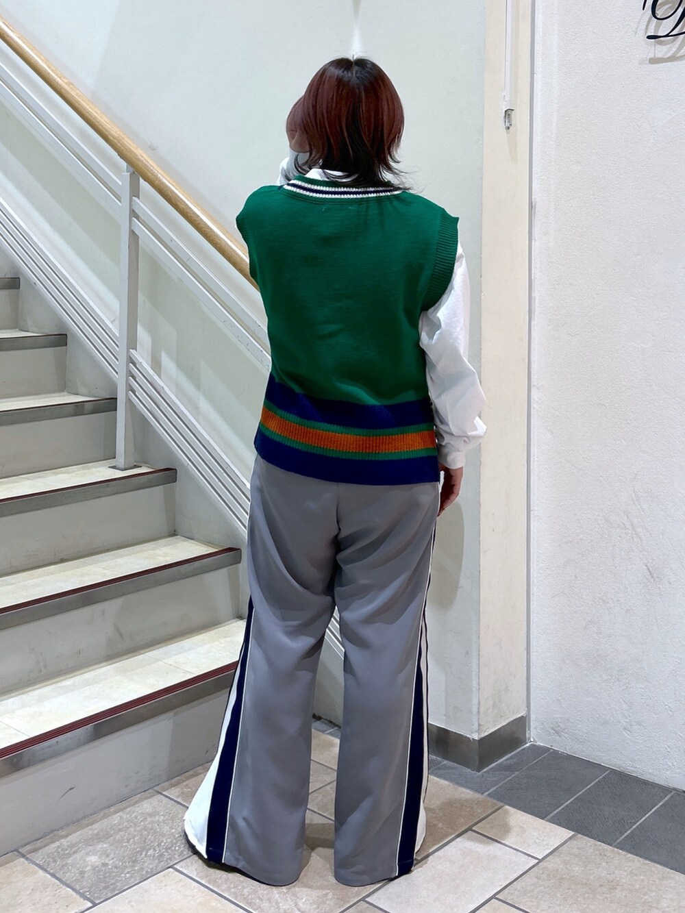 ホワイト系のTシャツ/カットソー、グリーン系のベスト、グレー系のその他パンツを着用したレディースの冬コーディネートの4枚目の写真