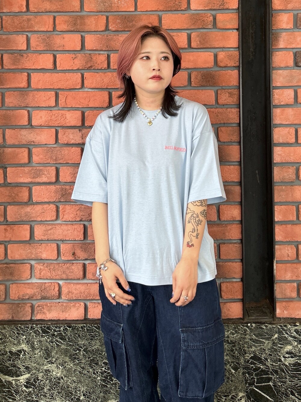 ブルー系のTシャツ/カットソー、ブルー系のカーゴパンツ、ブラウン系のショルダーバッグを着用したレディースの夏コーディネートの5枚目の写真