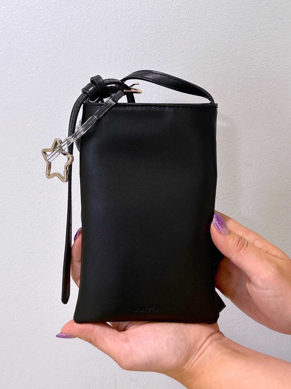 ホワイト系のTシャツ/カットソー、ブラウン系のスカート、ベージュ系のサンダルを着用したレディースの夏コーディネートの4枚目の写真