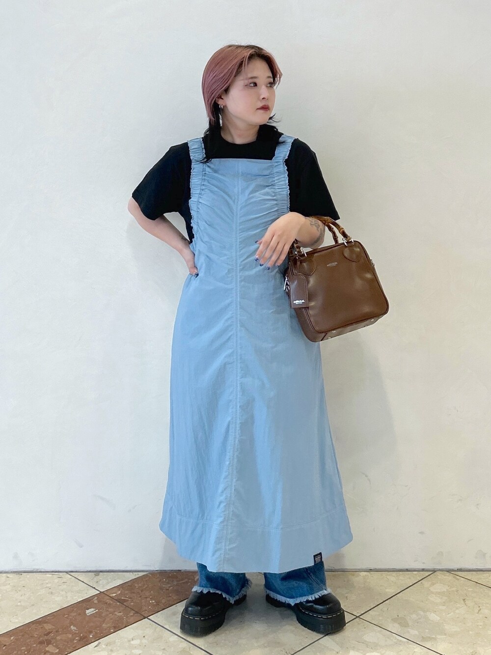 ブラック系のTシャツ/カットソー、ブルー系のワンピース、ブラウン系のショルダーバッグを着用したレディースの夏コーディネートの3枚目の写真