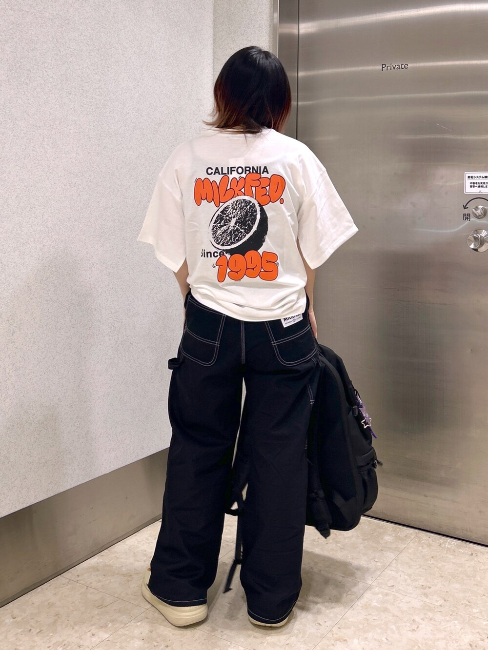 ホワイト系のTシャツ/カットソー、ブラック系のカーゴパンツ、ベージュ系のサンダルを着用したレディースの夏コーディネートの2枚目の写真