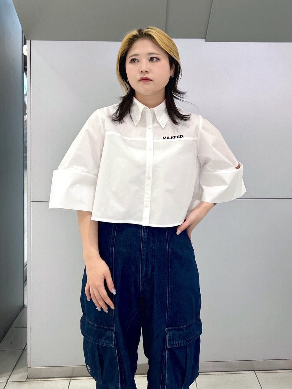 ホワイト系のシャツ/ブラウス、ブルー系のカーゴパンツ、ブルー系のハンドバッグを着用したレディースの春コーディネートの5枚目の写真