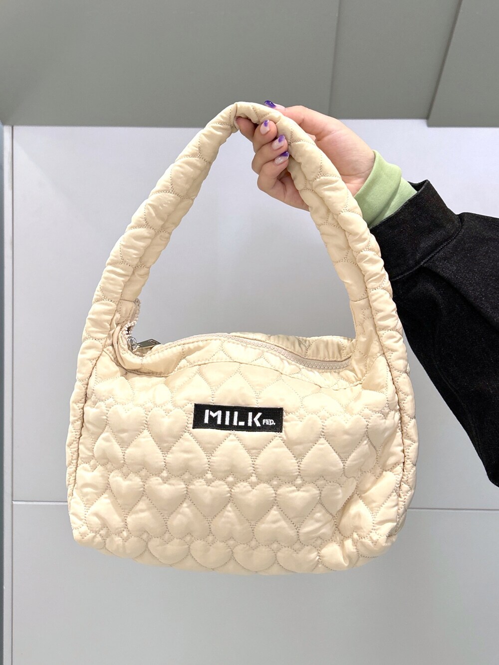 ブラック系のデニムジャケット、グリーン系のTシャツ/カットソー、ブラック系のデニムパンツを着用したレディースの秋コーディネートの5枚目の写真