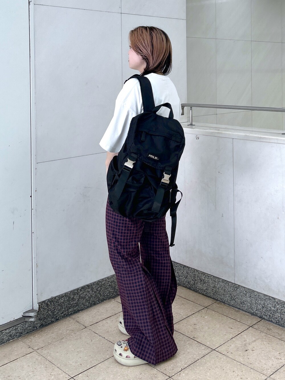 ホワイト系のTシャツ/カットソー、ブルー系のその他パンツ、ベージュ系のサンダルを着用したレディースの夏コーディネートの4枚目の写真