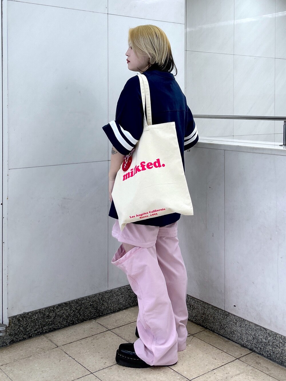 ブルー系のTシャツ/カットソー、ピンク系のその他パンツ、ホワイト系のトートバッグを着用したレディースの春コーディネートの4枚目の写真