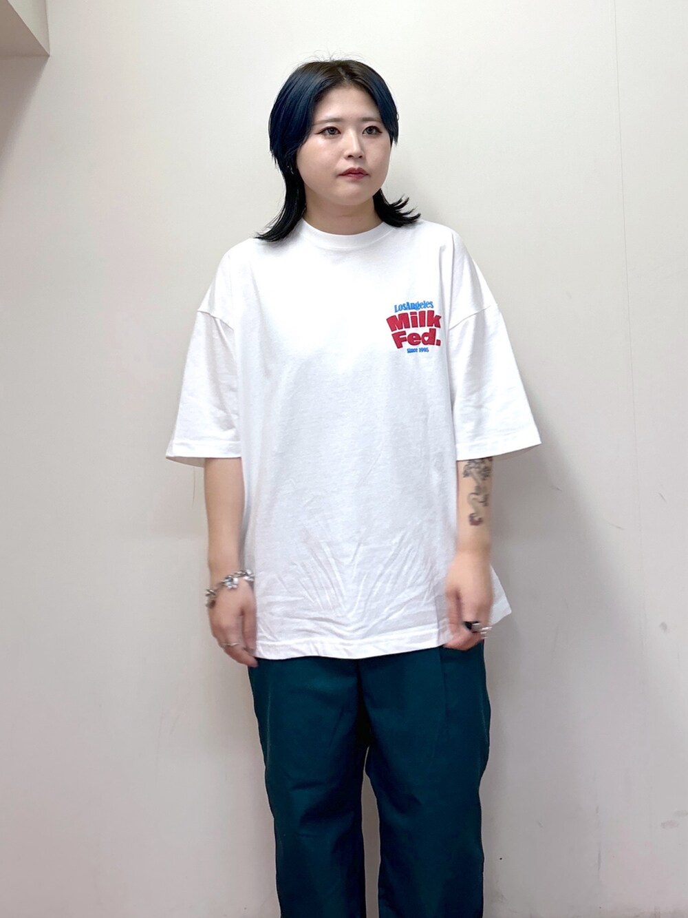 ホワイト系のTシャツ/カットソー、グリーン系のその他パンツ、ブルー系のトートバッグを着用したレディースの夏コーディネートの5枚目の写真