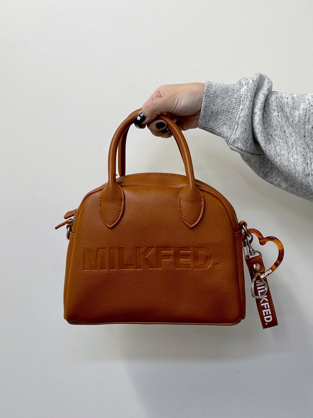 ホワイト系のベスト、その他のスウェット、グリーン系のスカートを着用したレディースの秋コーディネートの4枚目の写真