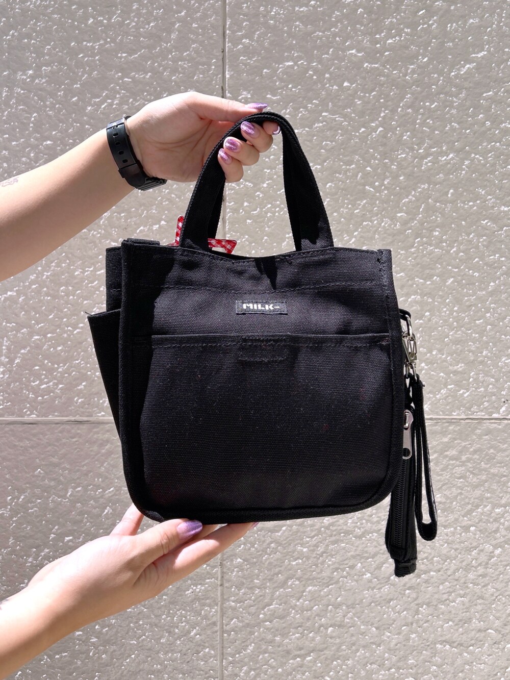 ブルー系のTシャツ/カットソー、レッド系のワンピース、ブラック系のショルダーバッグを着用したレディースの夏コーディネートの5枚目の写真