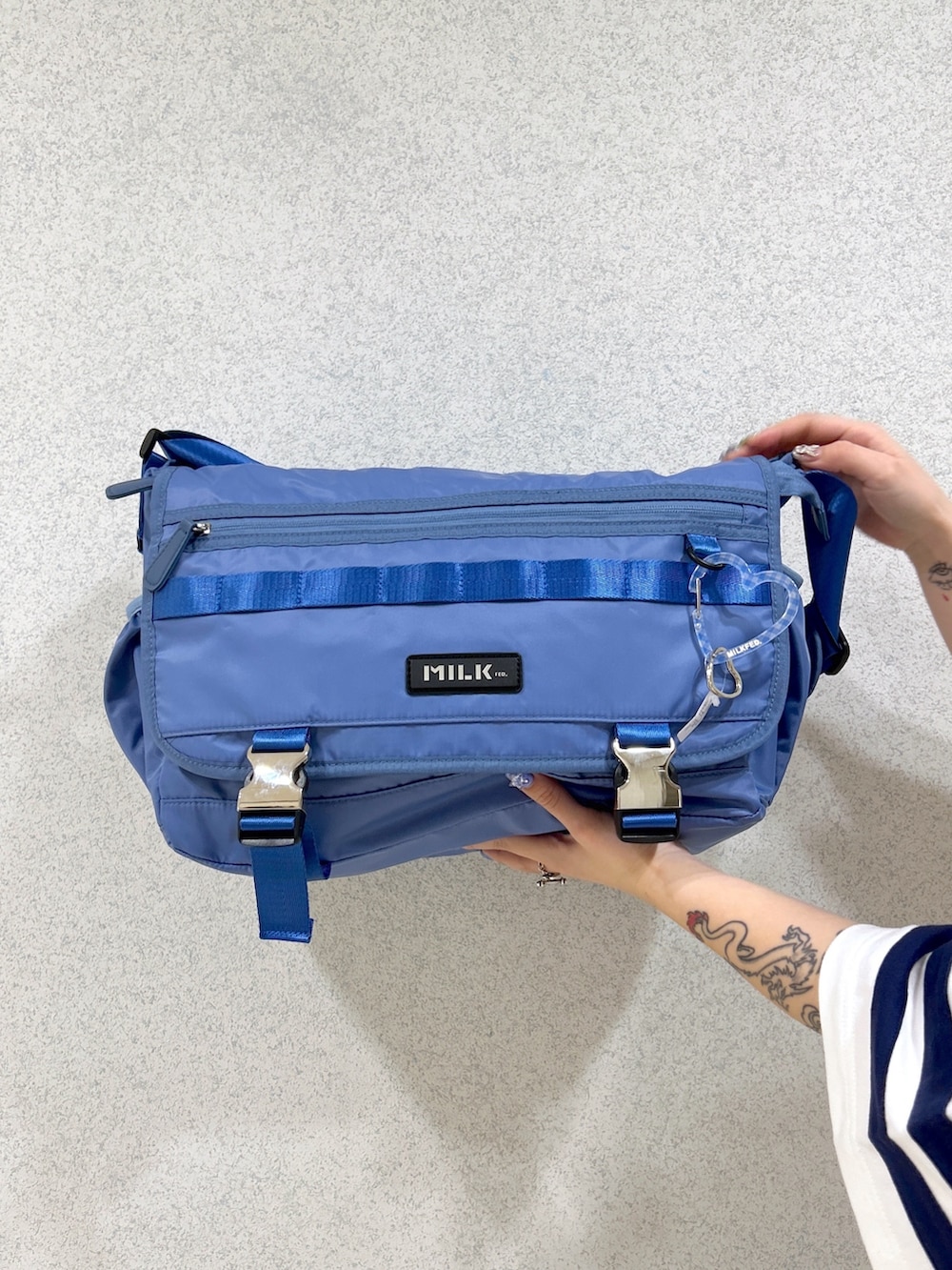 ブルー系のメッセンジャーバッグ、ホワイト系のTシャツ/カットソー、ブルー系のその他パンツを着用したレディースの春コーディネートの8枚目の写真