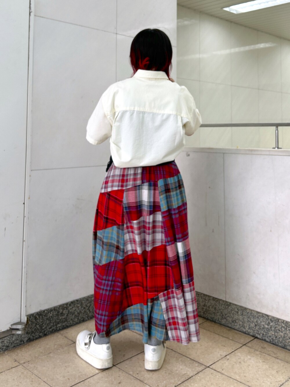 ホワイト系のシャツ/ブラウス、ブラック系のボディバッグ/ウエストポーチ、レッド系のスカートを着用したレディースの夏コーディネートの3枚目の写真