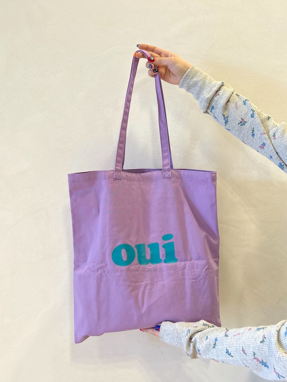 グレー系のTシャツ/カットソー、ブラック系のサロペット/オーバーオール、パープル系のトートバッグを着用したレディースの春コーディネートの10枚目の写真