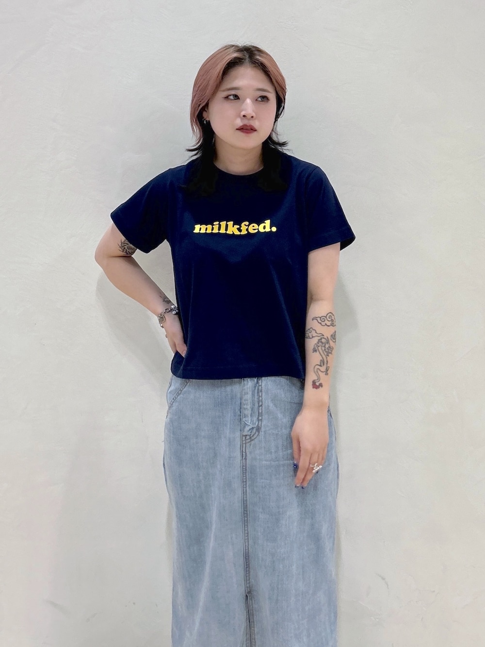 ブラウン系のキャミソール、ブルー系のTシャツ/カットソー、ブルー系のデニムスカートを着用したレディースの夏コーディネートの5枚目の写真