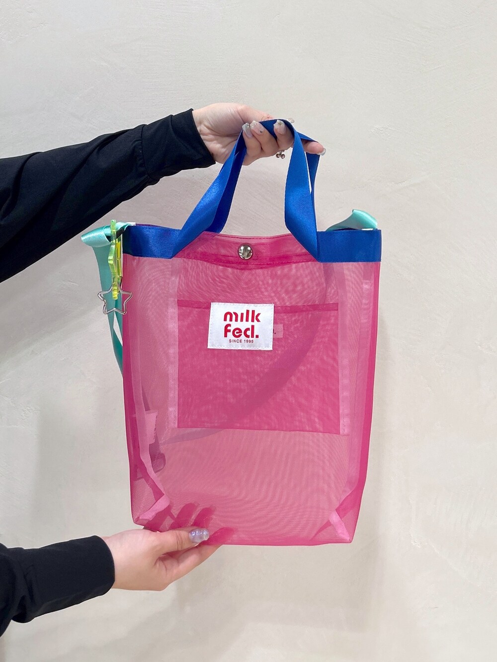 ブルー系のデニムスカート、ピンク系のショルダーバッグ、ホワイト系のTシャツ/カットソーを着用したレディースの春コーディネートの8枚目の写真