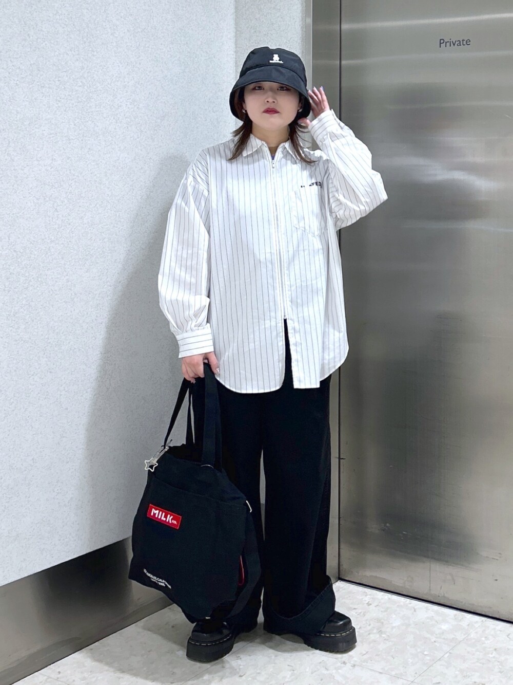 ホワイト系のシャツ/ブラウス、その他のトートバッグ、ブラック系のデニムパンツを着用したレディースの春コーディネートの2枚目の写真