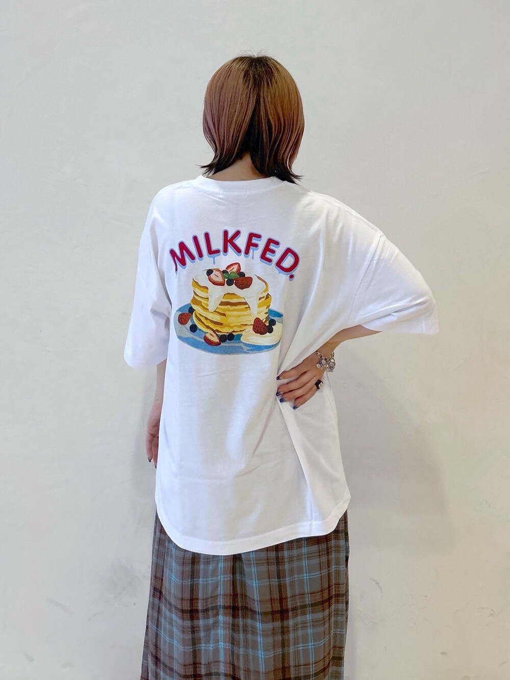 ブルー系のワンピース、ピンク系のショルダーバッグ、ベージュ系のサンダルを着用したレディースの夏コーディネートの4枚目の写真