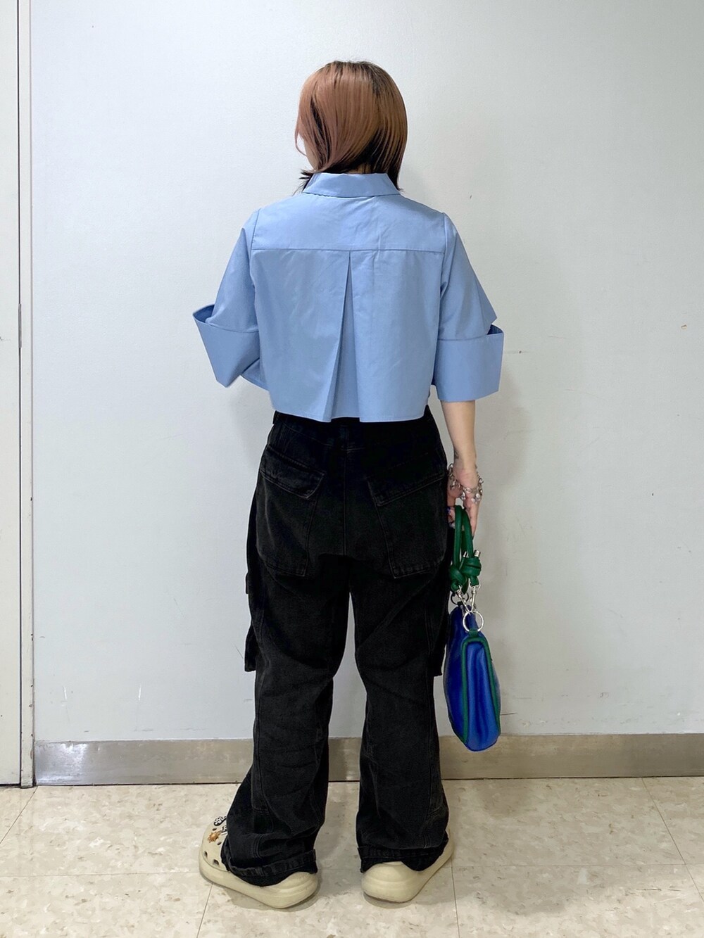 ブルー系のショルダーバッグ、ベージュ系のサンダル、ブルー系のシャツ/ブラウスを着用したレディースの夏コーディネートの5枚目の写真