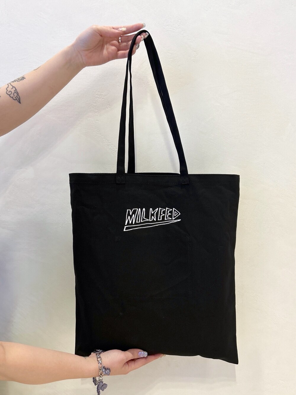 グリーン系のその他パンツ、ブラック系のTシャツ/カットソー、ホワイト系のタンクトップを着用したレディースの春コーディネートの6枚目の写真