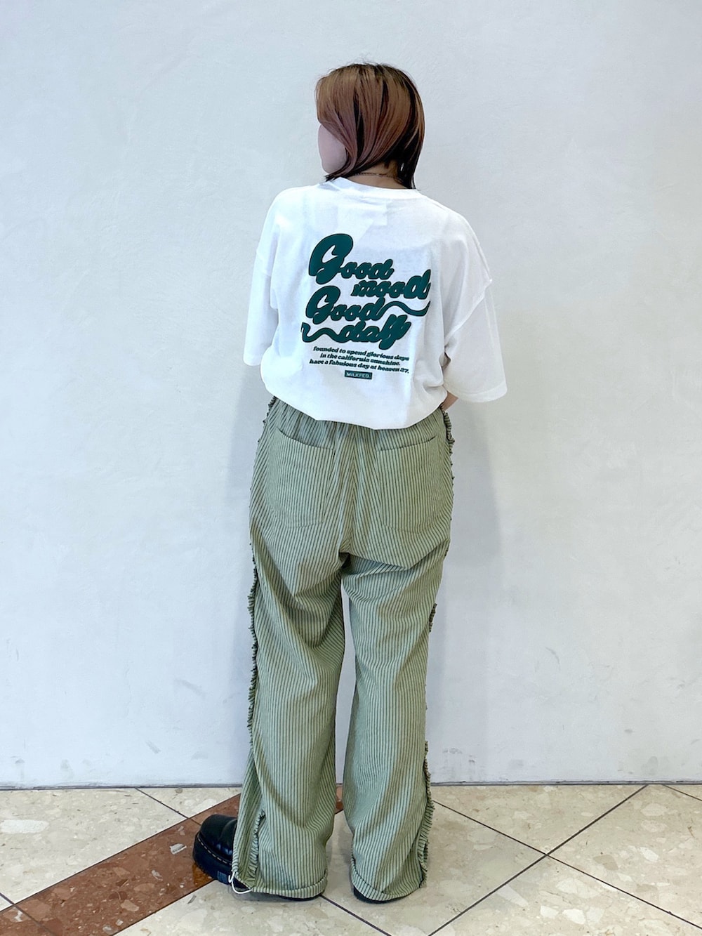 ホワイト系のTシャツ/カットソー、ブラック系のトートバッグ、グリーン系のその他パンツを着用したレディースの夏コーディネートの5枚目の写真