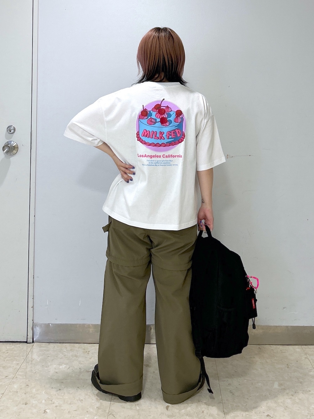 「夏コーデ、お出かけコーデ、骨格ストレート、低身長コーデ、バックパック、リュックスタイル、カーゴパンツ、カットオフ、ハーフパンツ、ブーツスタイル、着回しコーデ、メンズライク、ストリートコーデ、MILKFED.、Dr.Martens」｜「MILKFED.のCAKE S/S TEE（Tシャツ/カットソー、ホワイト系）」を使った、もみじさん（レディース・152cm）の夏コーディネートの4枚目の写真