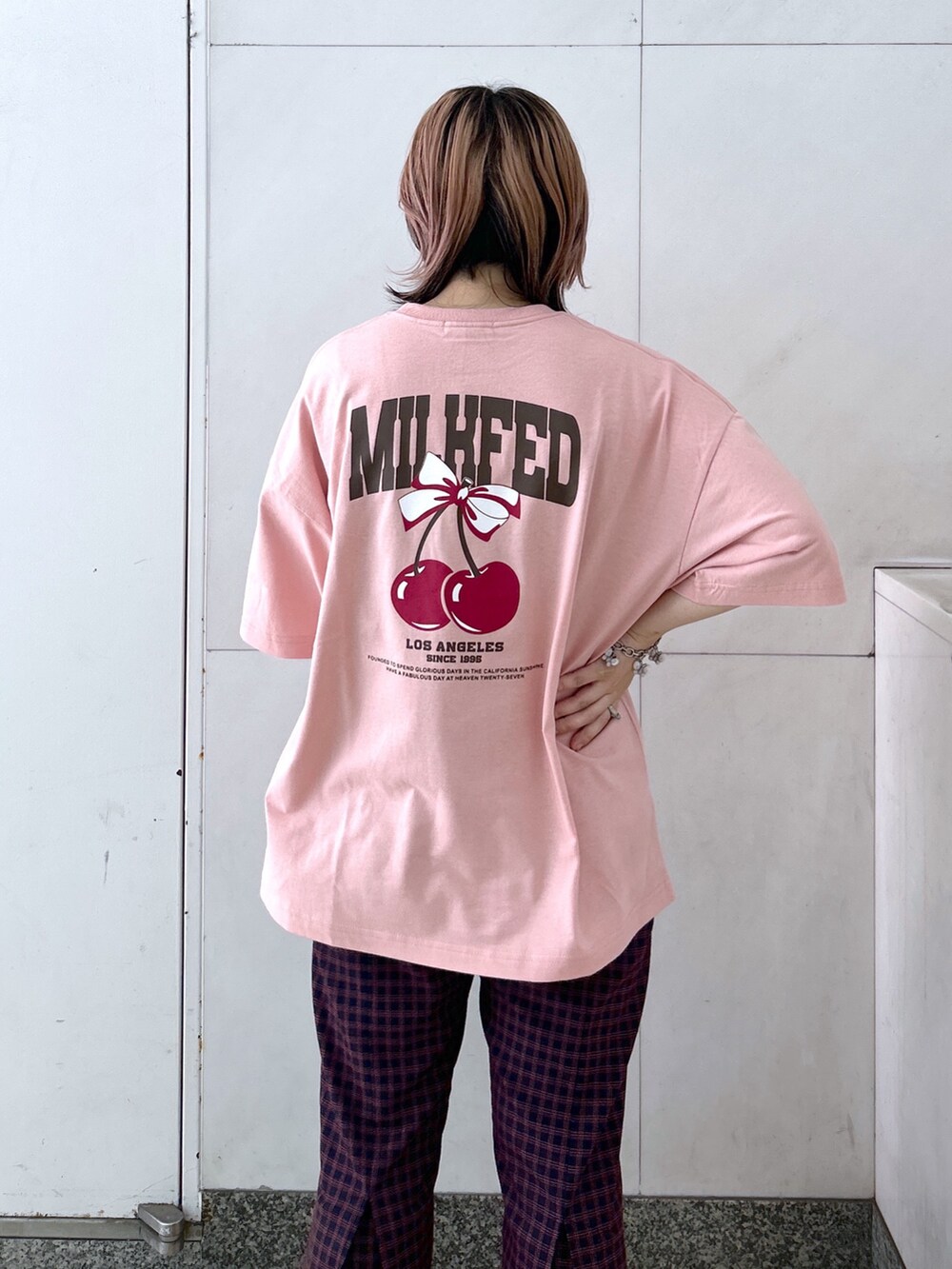 ピンク系のTシャツ/カットソー、ブルー系のその他パンツ、ベージュ系のサンダルを着用したレディースの夏コーディネートの5枚目の写真