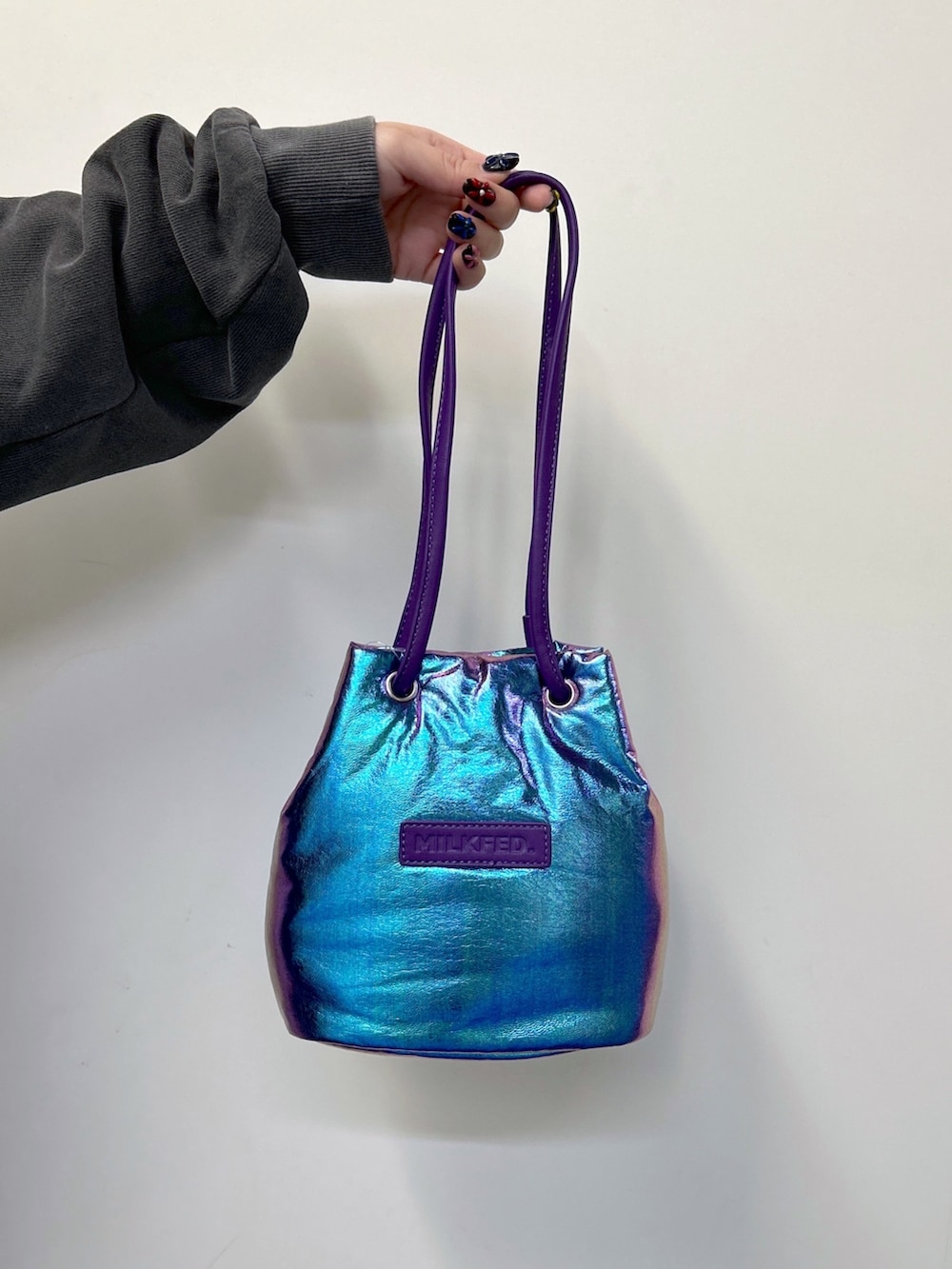 グリーン系のその他トップス、グレー系のパーカー、パープル系のショルダーバッグを着用したレディースの冬コーディネートの5枚目の写真